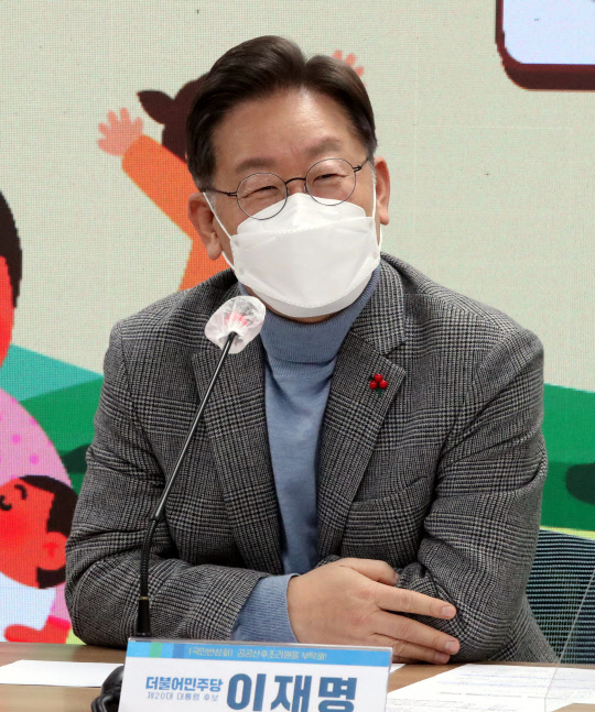 이재명 더불어민주당 대선후보가 26일 오후 서울 여의도 더불어민주당 중앙당사에서 '공공산후조리원을 부탁해'라는 주제로 열린 국민반상회에서 발언하고 있다. 연합뉴스